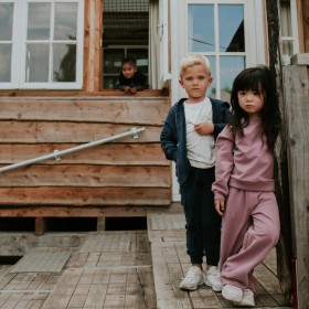 PANTALONI JOGGING A GAMBA LARGA