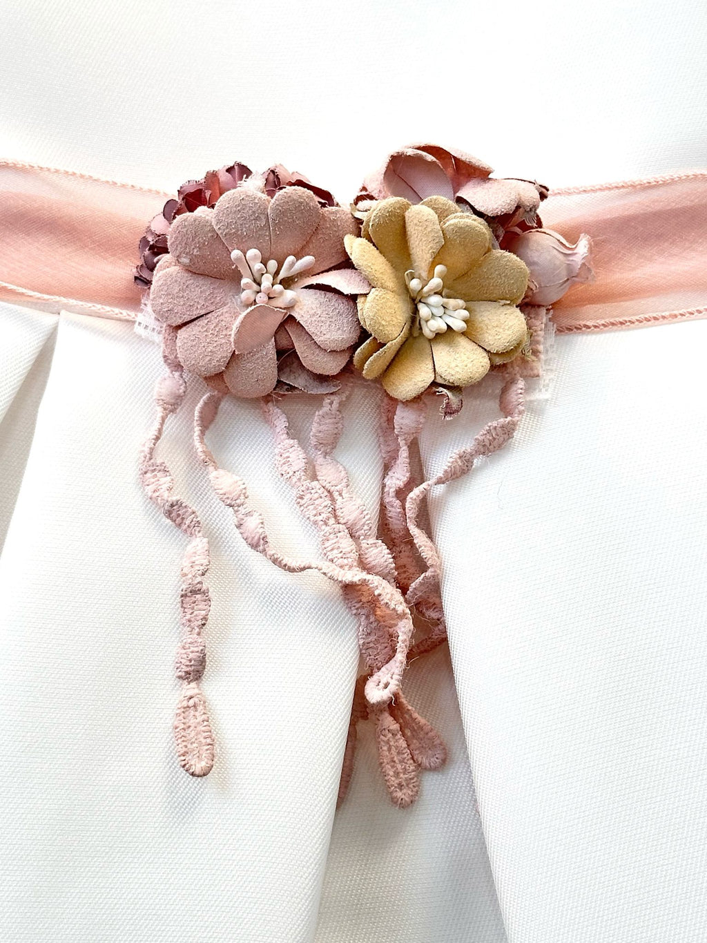 ABITO GIROMANICA MIKADO BIANCO CON FASCIA IN VITA ROSA ANTICO.