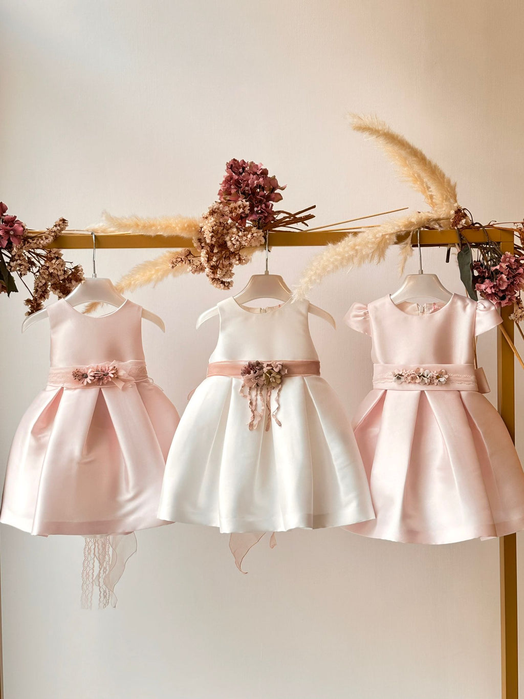 ABITO GIROMANICA MIKADO BIANCO CON FASCIA IN VITA ROSA ANTICO.