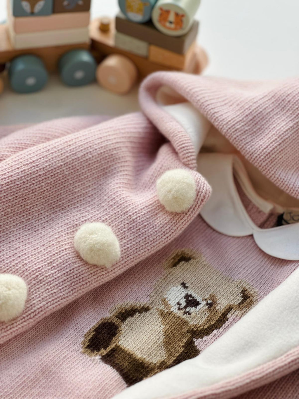 CAPPOTTINO ROSA CON BOTTONE PELUCHE