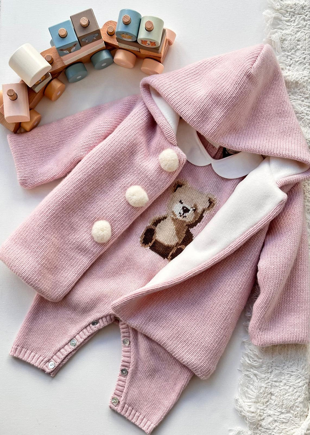 CAPPOTTINO ROSA CON BOTTONE PELUCHE