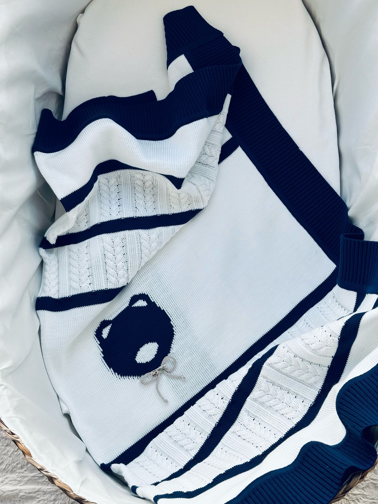 COPERTINA IN FILO ORSETTO MARINARETTO CON INSERTI TRECCE