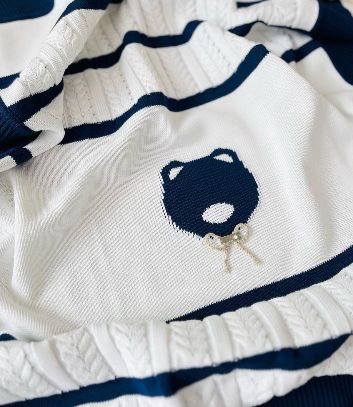 COPERTINA IN FILO ORSETTO MARINARETTO CON INSERTI TRECCE