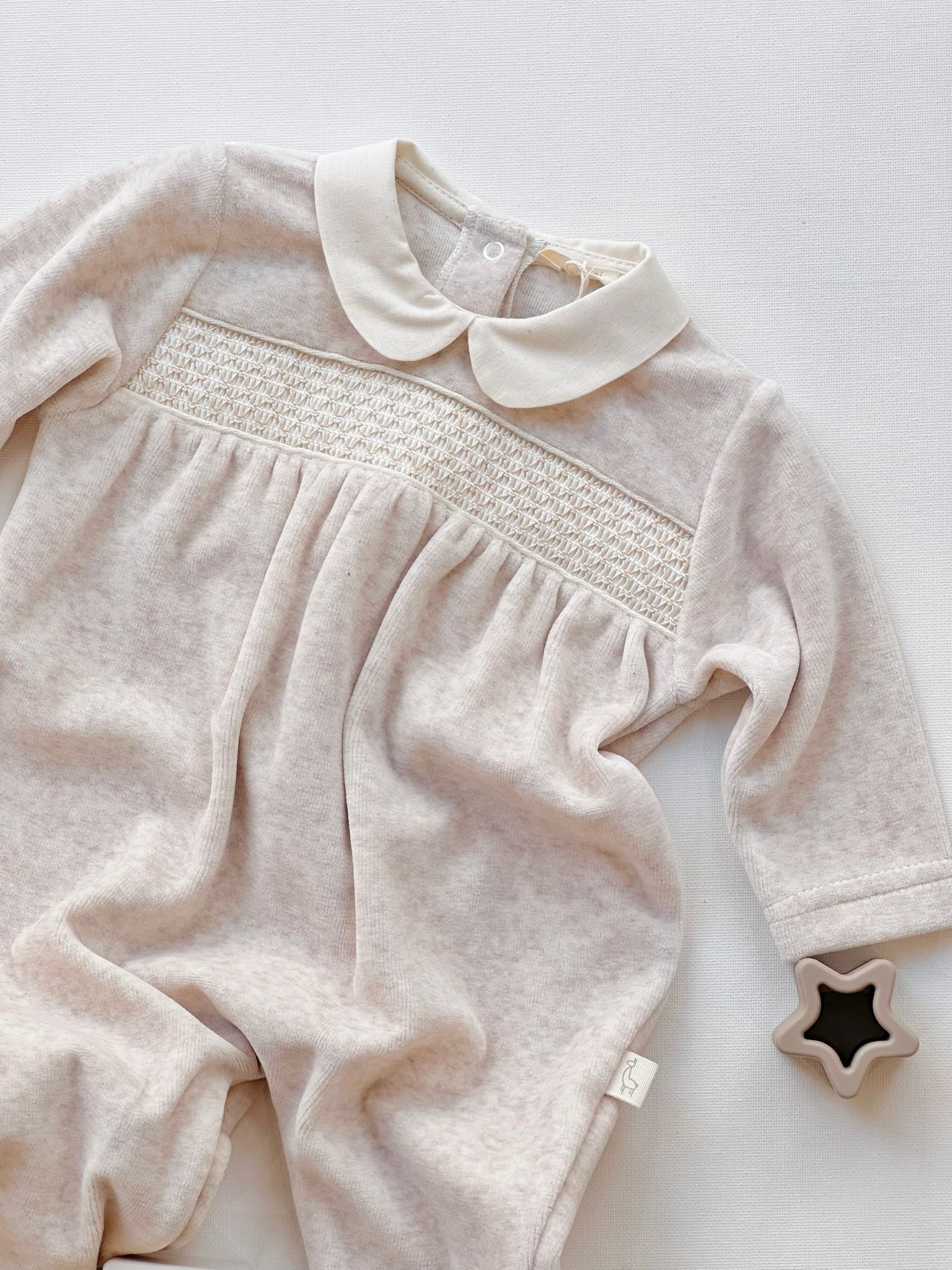 TUTINA BEIGE IN CINIGLIA CON COLLETTO ARROTONDATO ECRU E PUNTO SMOCK