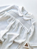 TUTINA GRIGIA IN CINIGLIA CON COLLETTO ARROTONDATO BIANCO E PUNTO SMOCK