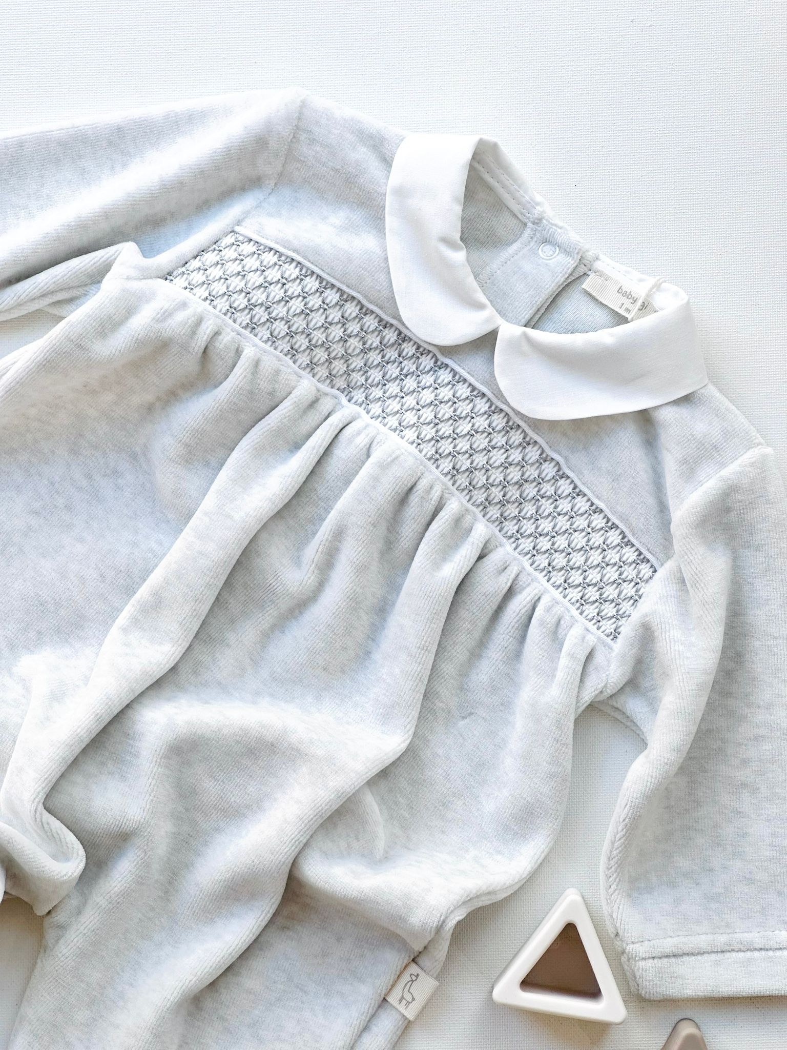 TUTINA GRIGIA IN CINIGLIA CON COLLETTO ARROTONDATO BIANCO E PUNTO SMOCK