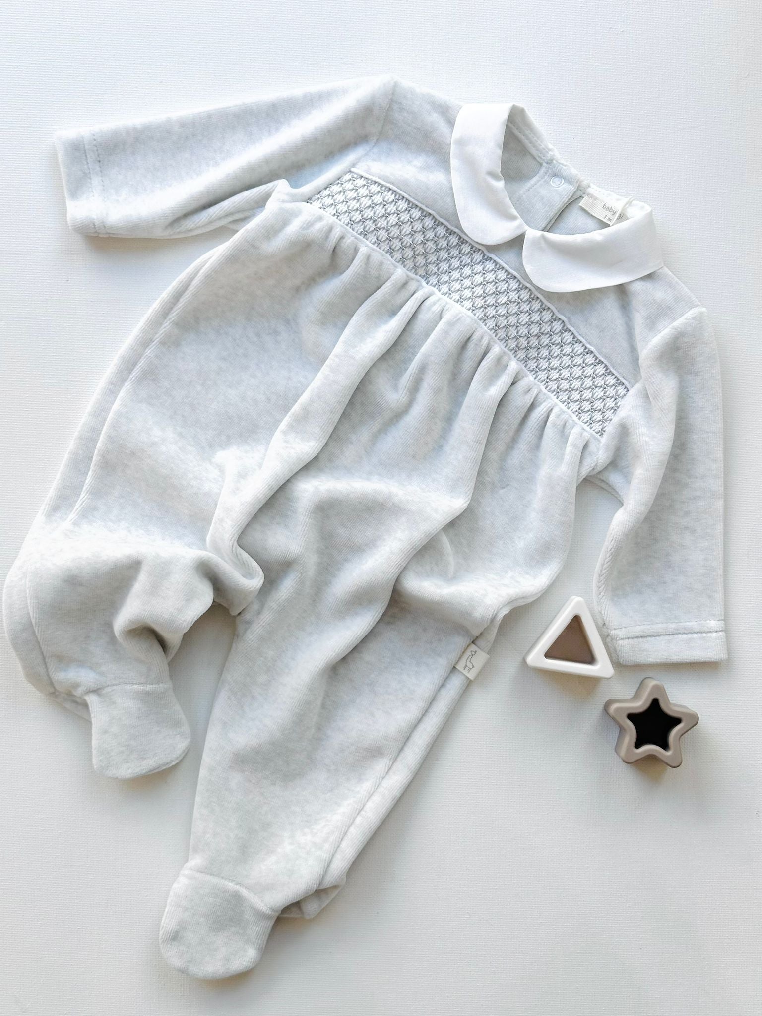 TUTINA GRIGIA IN CINIGLIA CON COLLETTO ARROTONDATO BIANCO E PUNTO SMOCK