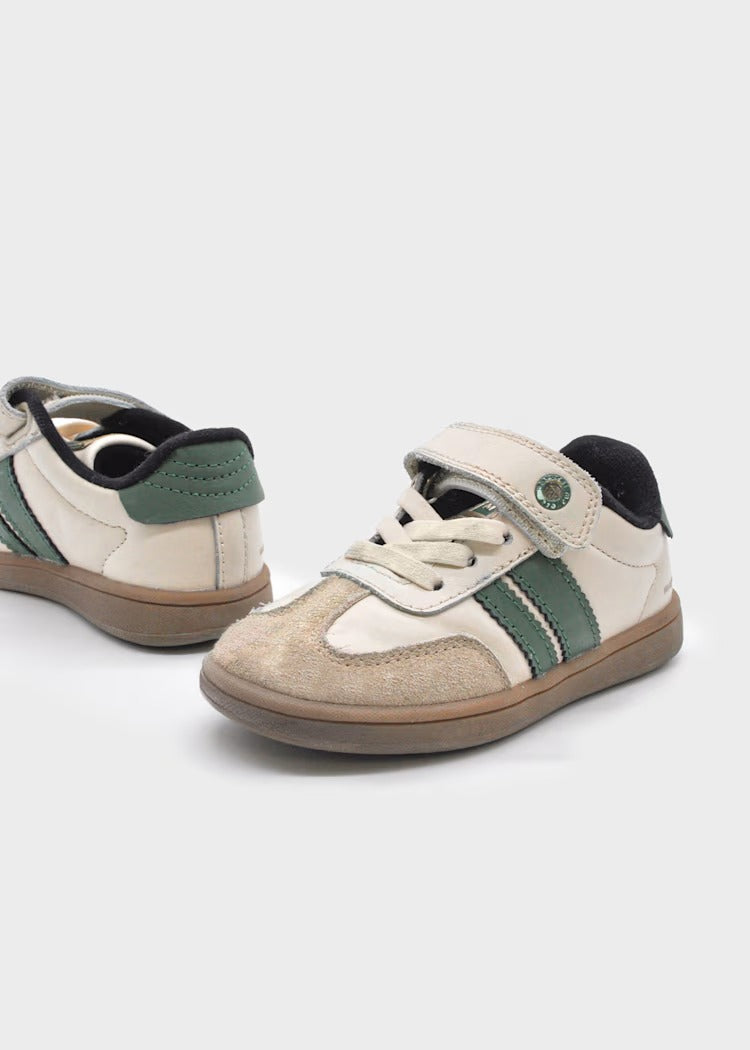 SNEAKERS IN PELLE BIANCA CON DETTAGLI VERDI, SUOLA IN GOMMA E STRAPPO IN VELCRO