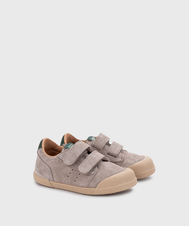 SNEAKERS IN CAMOSCIO, CON DOPPIO STRAPPO IN VELCRO