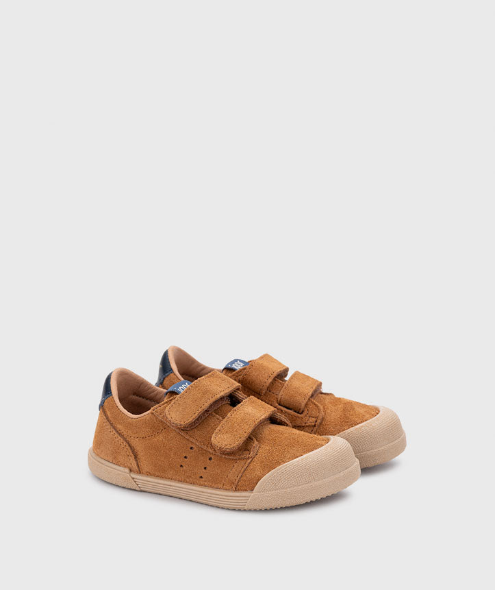 SNEAKERS IN CAMOSCIO, CON DOPPIO STRAPPO IN VELCRO