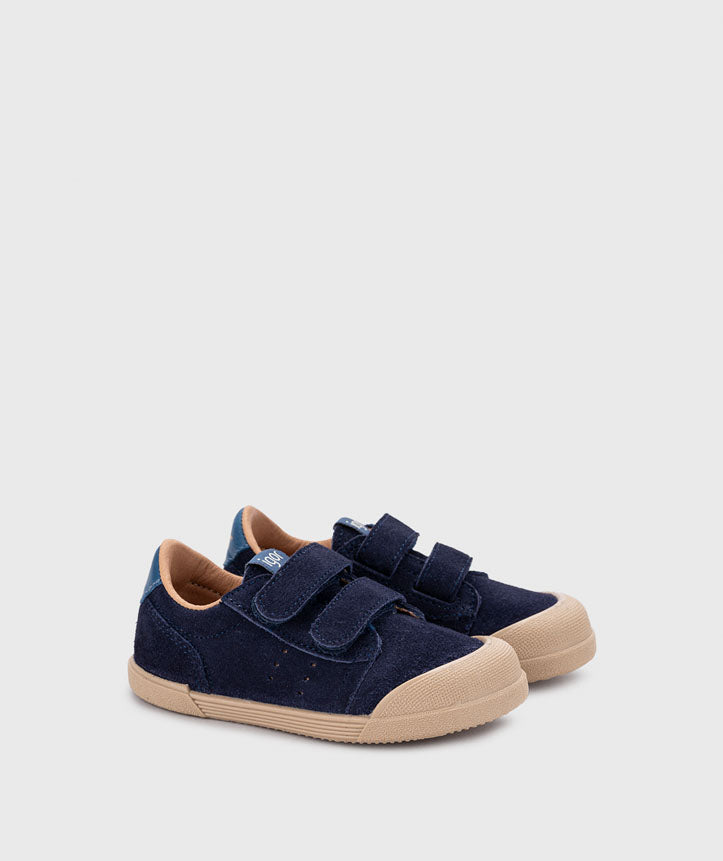 SNEAKERS IN CAMOSCIO, CON DOPPIO STRAPPO IN VELCRO